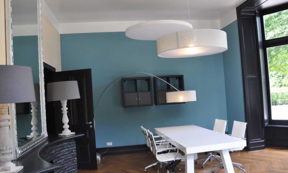 Villa Oldenburg | Witte kantoorruimte blauwe muur